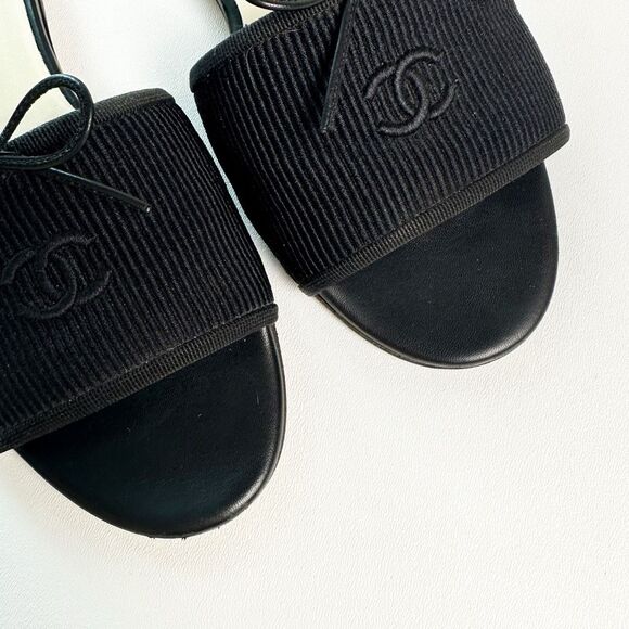 CHANEL Black Ribbed Embroidered CC Sandals Size 39.5 Mules Open Toe Slides Bow - Picture 3 of 12